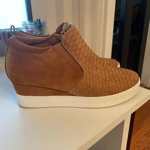 Worn 5 times. Great shoe for fall!